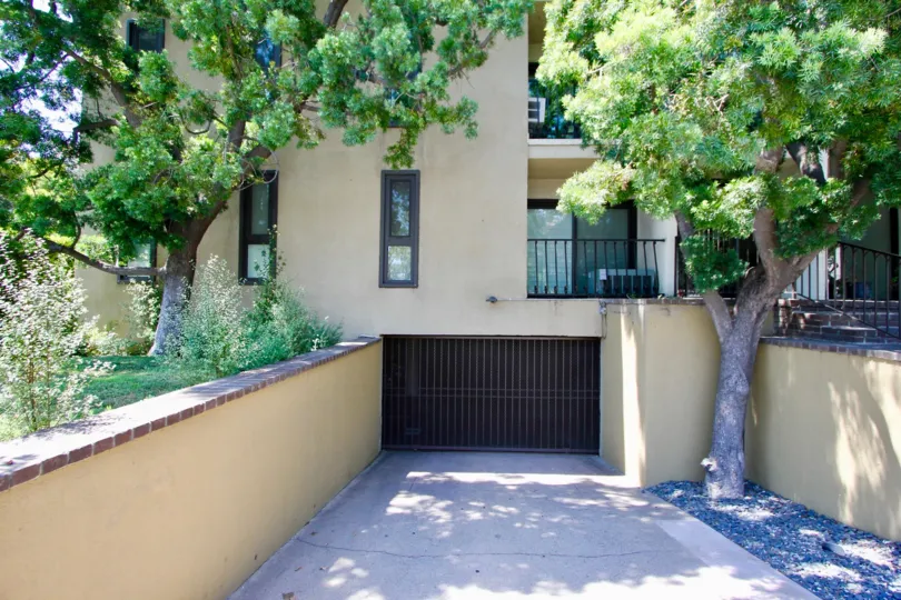 Sunny day in the Brentwood Townhomes area with nice greenery