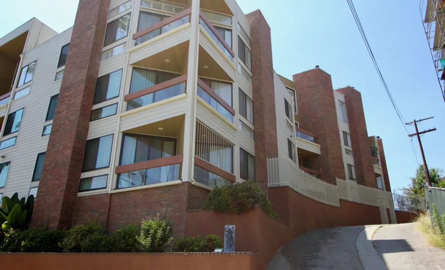 A sunny day at the Bundy Brentana's community in Brentwood, CA