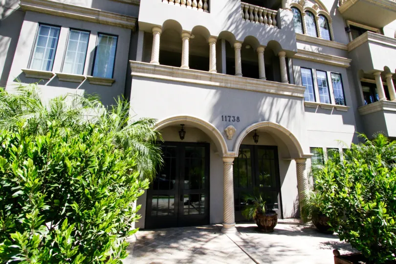 Arched entry with columns at Casa Bella Villas