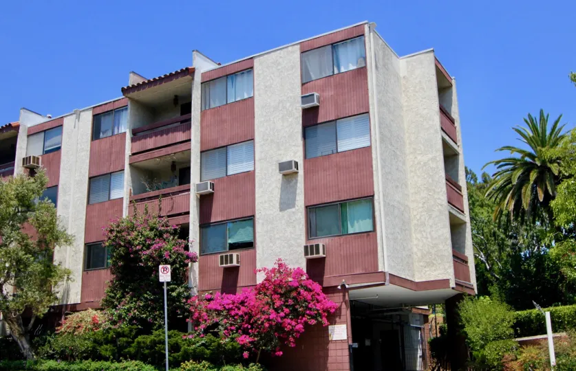 Beautiful three storey building in Casa Real with red paint design, Santa Monica