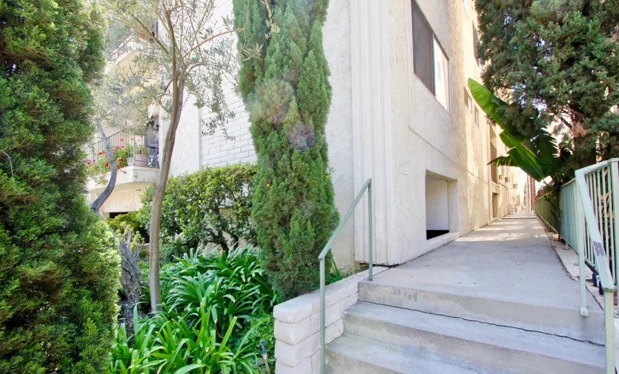 Gorgeous shrubbery at Chateau Brentwood located in Brentwood California