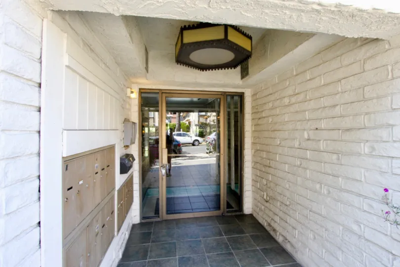 Creamy walls and ceramic tilled floor of Chateau Brentwood, Brentwood, California