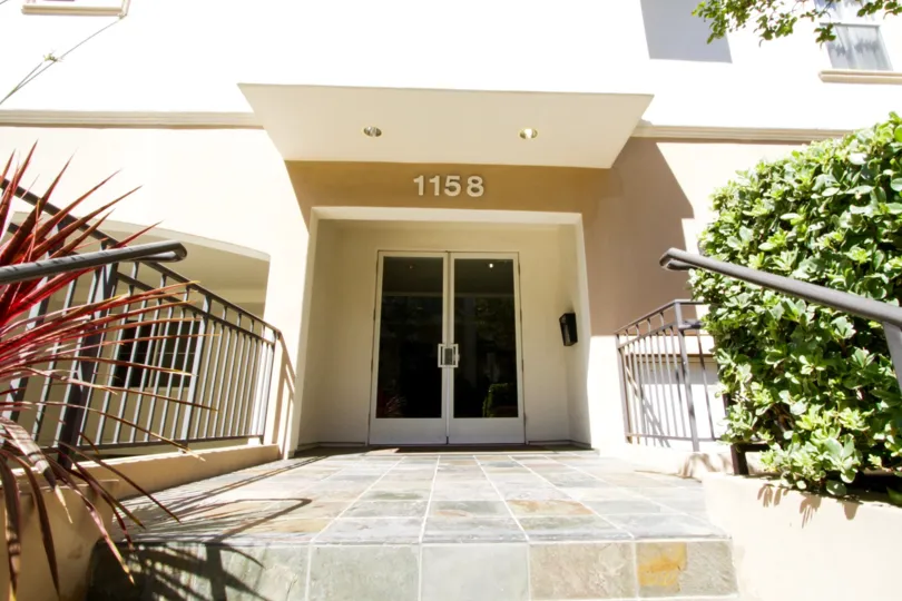 Entry to Chateau Des Montagnes in Brentwood
