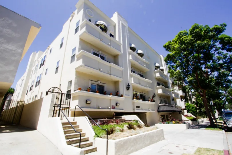 Side building view of Del Cielo Condos