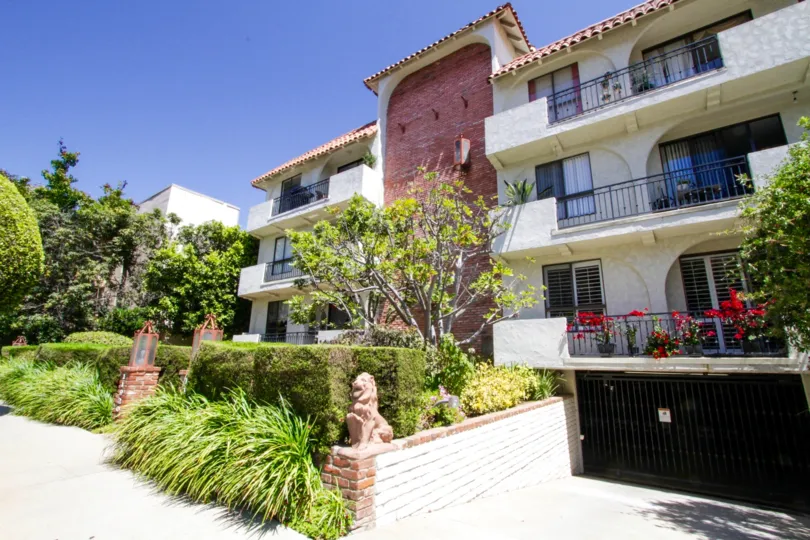 View of the Las Leonas condo building in Brentwood