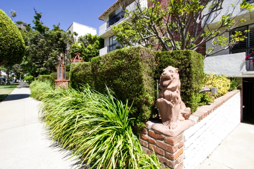 Lushly landscaped planters to the Las Leonas condos