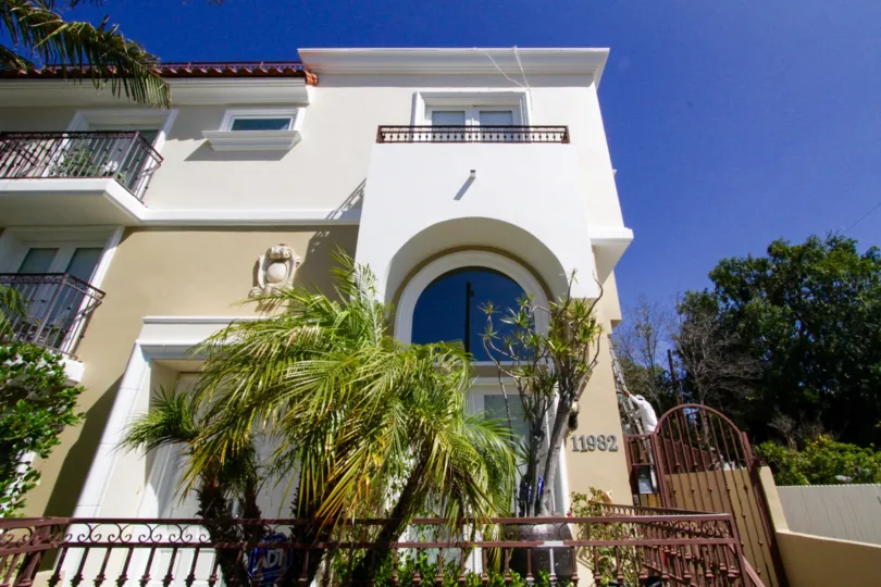 Mayfield Bundy is a condo building in Brentwood