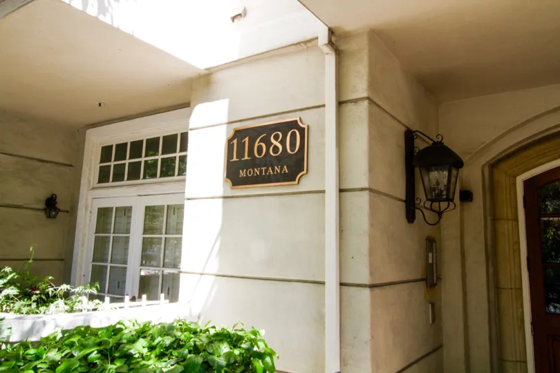 Address to Montana Villas mounted on a plaque at the entrance