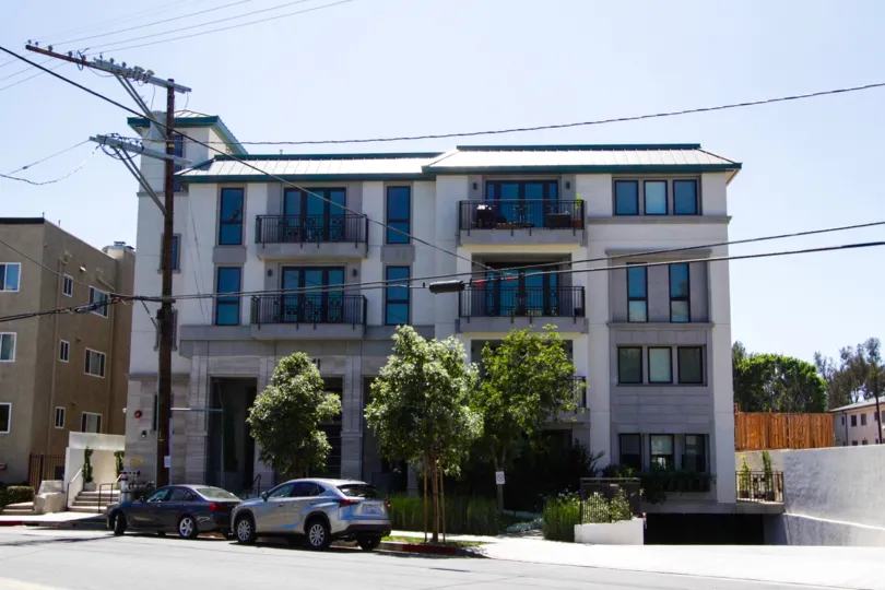 Front view of the Cosmopolitan Brentwood building