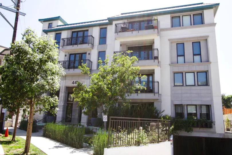 The Cosmopolitan Brentwood is lushly landscaped