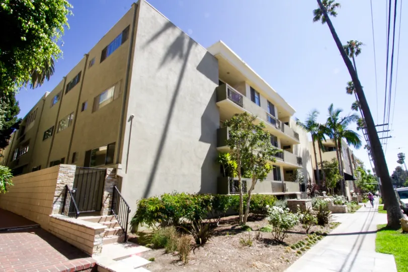 Villa Montana condos in Brentwood