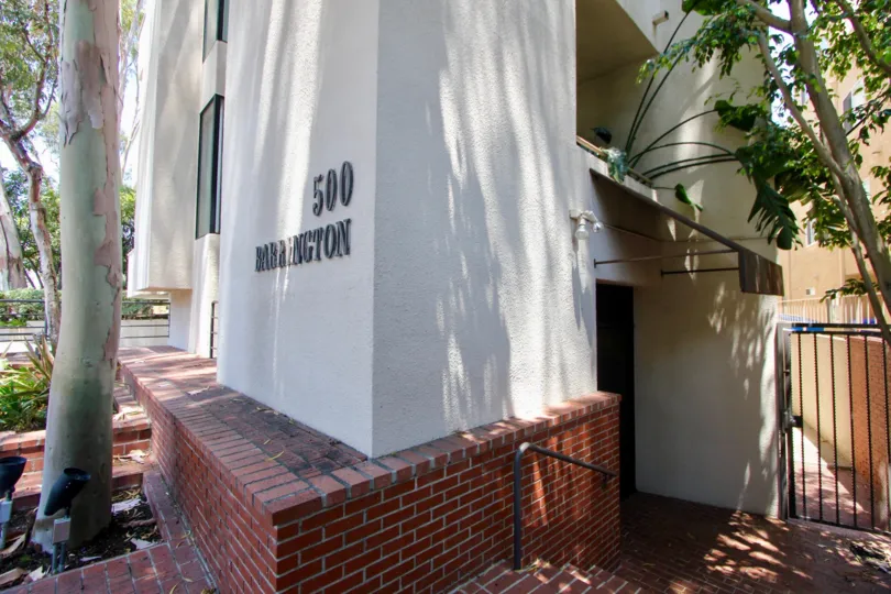 corner piece view of 500 VIP Barrington with it's brick floor and creamy walls, Brentwood, california
