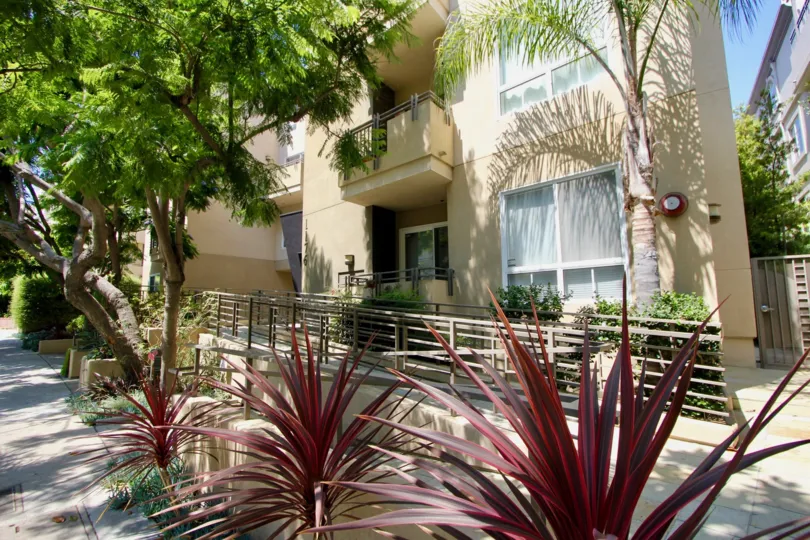 Amazing and breathtaking Wellesley Manor, apartment and it's surrounding, brentwood, California