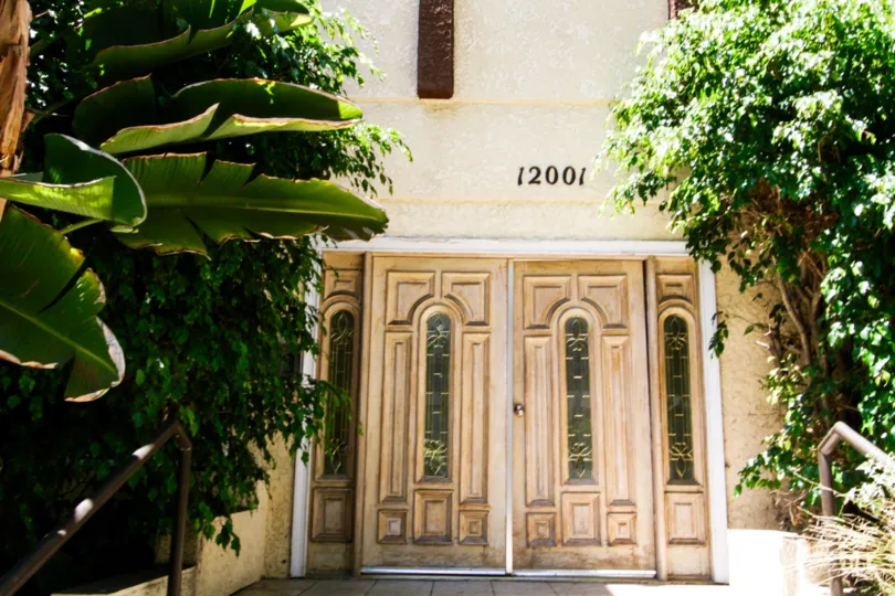 Double wood doors lead the White Palace entrance