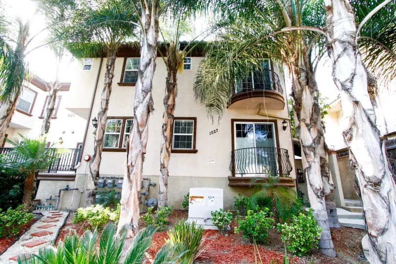 The landscaping around 1027 W Angeleno Ave