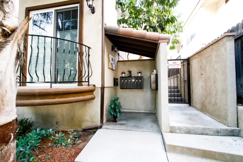 The mail area for 1027 W Angeleno Ave