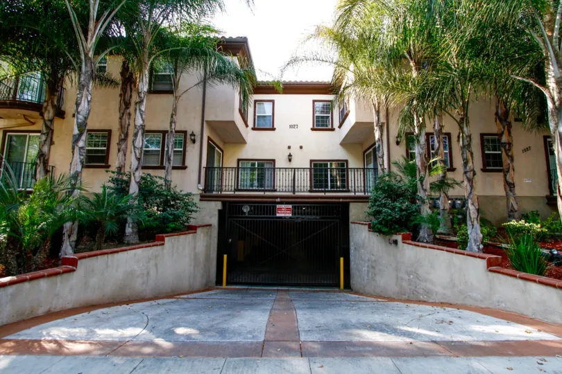 The parking for 1027 W Angeleno Ave in Burbank California