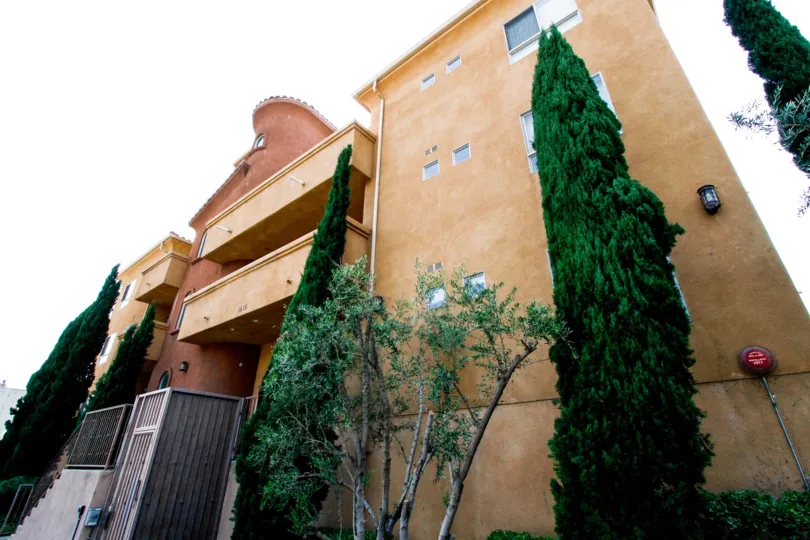 The building at 1515 Grismer Ave in Burbank California