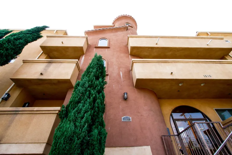 The architecture at 1515 Grismer Ave