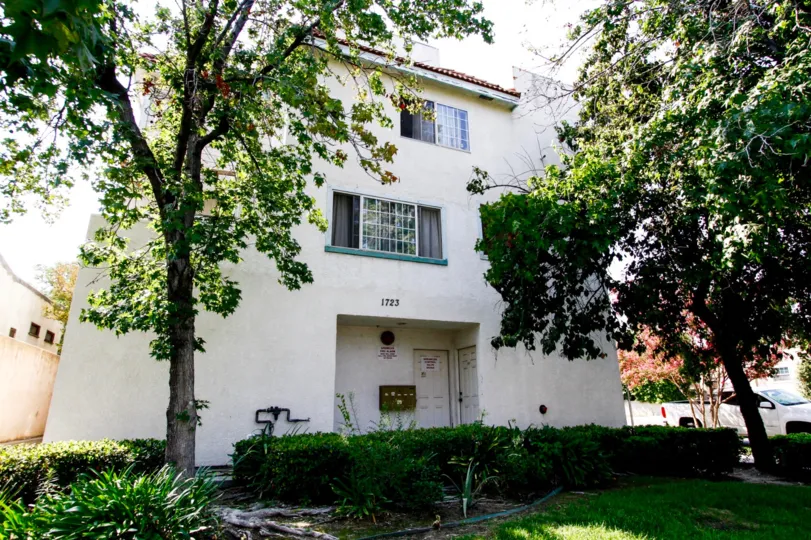 The building at 1723 Landis St in Burbank California