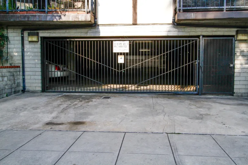 The parking for 212 N Valley St in Burbank California