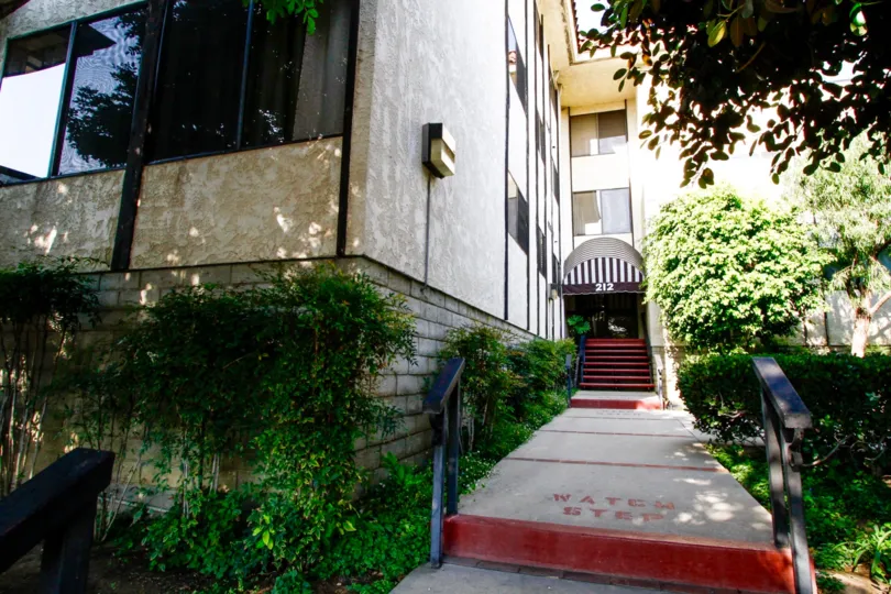 The entrance into 212 N Valley St