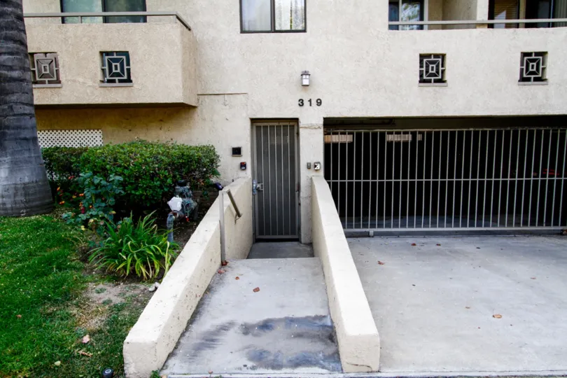 The entrance into 319 N Hollywood Way in Burbank California