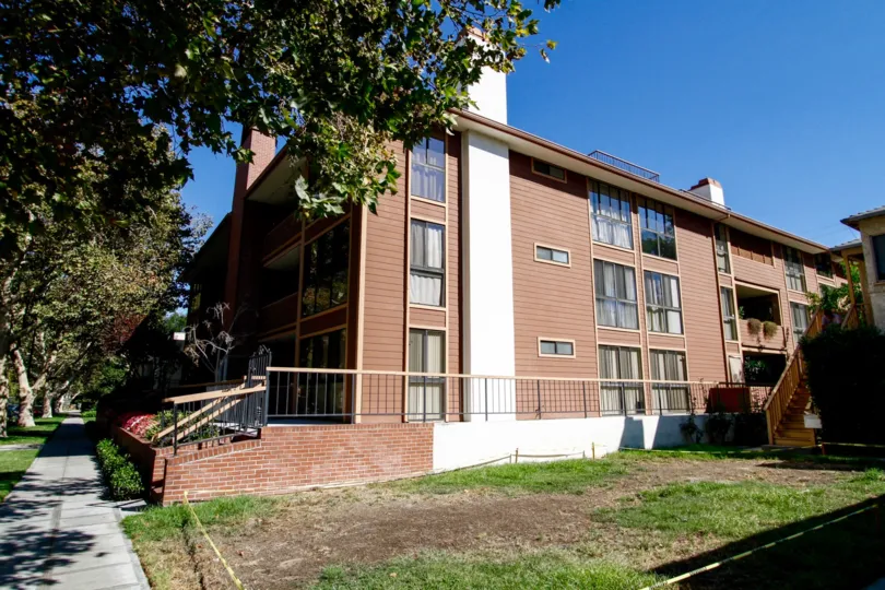 The building at 3200 W Riverside Dr in Burbank California