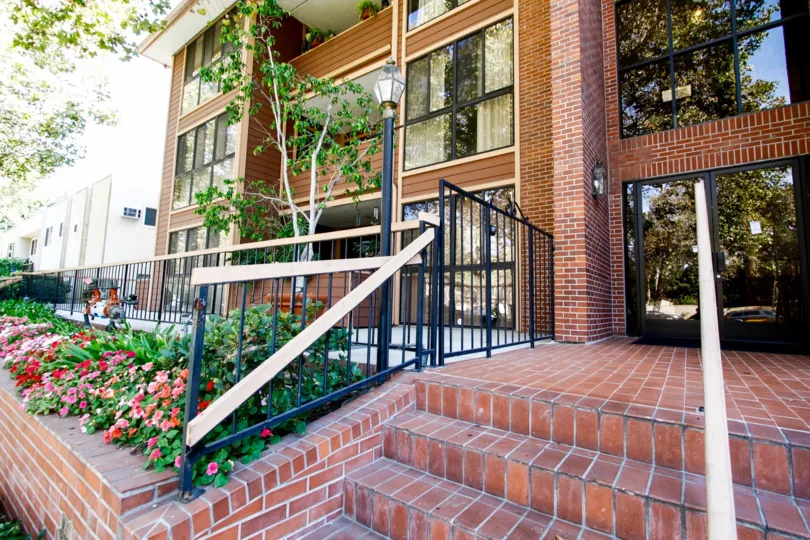 The entrance into 3200 W Riverside Dr