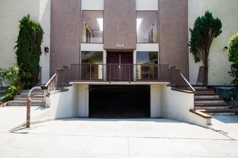 The parking at 444 E Verdugo Ave in Burbank California