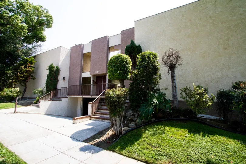 The building at 444 E Verdugo Ave
