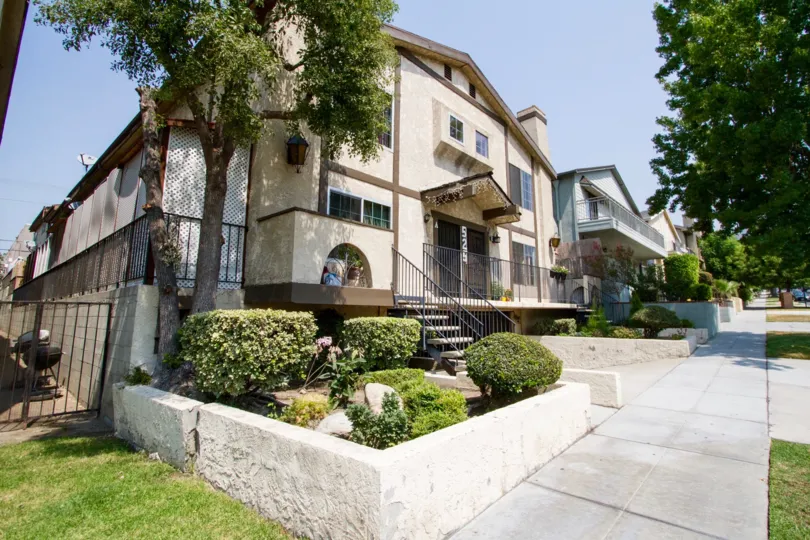 The landscaping around 525 E Verdugo Ave
