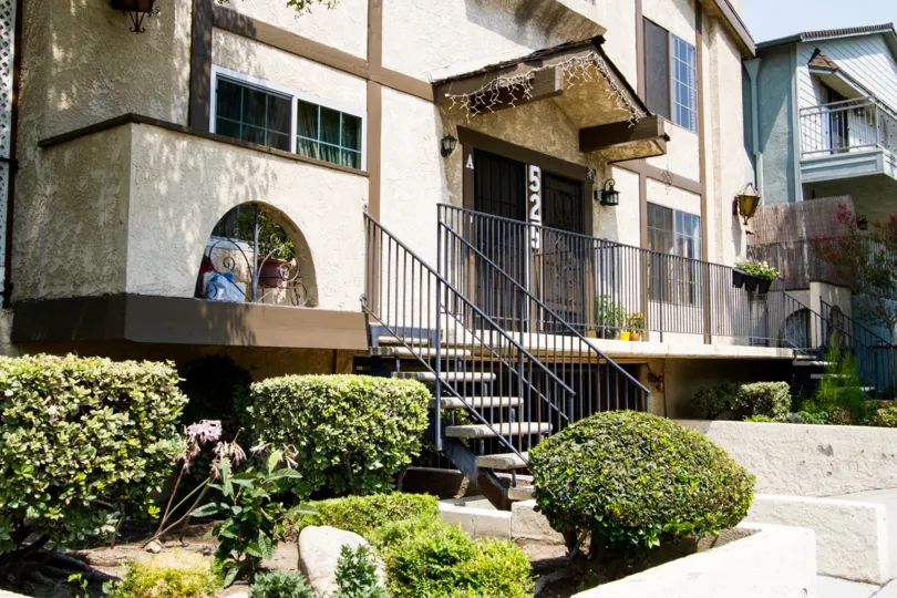 The entrance into 525 E Verdugo Ave in Burbank California