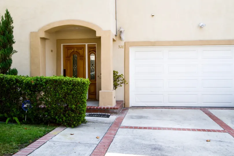 The parking at 528 E Cedar Ave in Burbank California