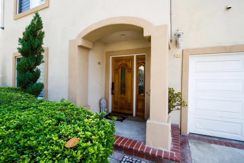 The entrance into 528 E Cedar Ave