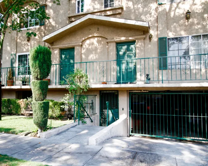 The building at 542 N Shelton St in Burbank California