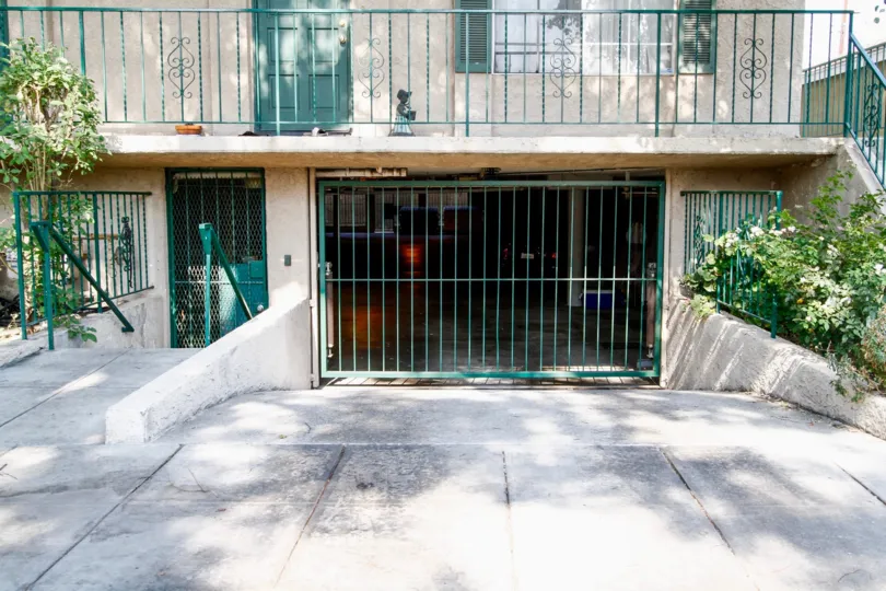 The parking for 542 N Shelton St in Burbank California