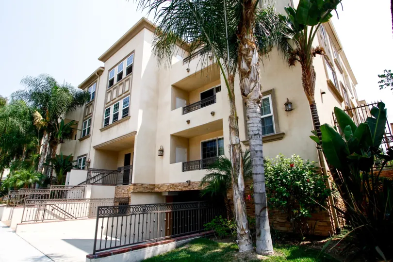 The building at 556 E Palm Ave in Burbank California