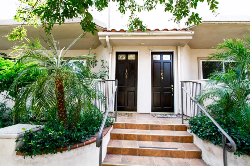 The entrance into 572 E San Jose Ave in Burbank California