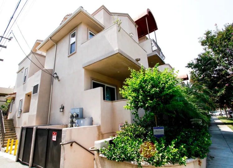 The building at 572 E San Jose Ave