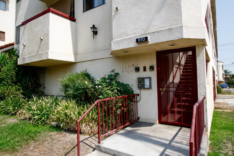 The entryway into 610 E Harvard Rd in Burbank California