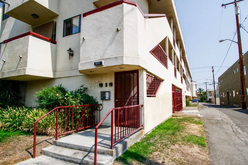 The entrance into 610 E Harvard Rd in Burbank California
