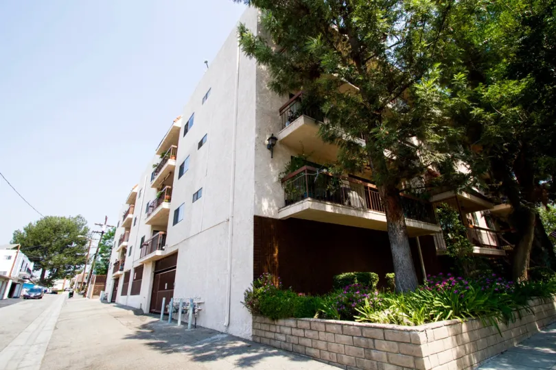 The building at 619 E Elmwood Ave in Burbank California