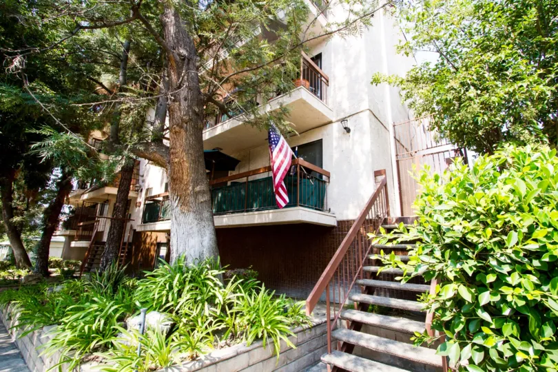 The entrance into 619 E Elmwood Ave