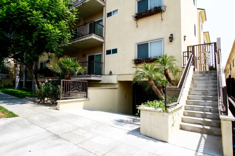 The parking for 626 E Orange Grove Ave in Burbank California