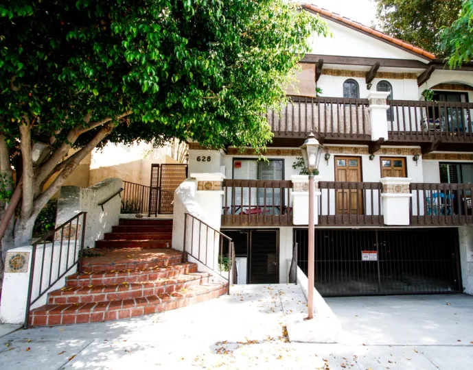 The entryway up to 628 E Palm Ave
