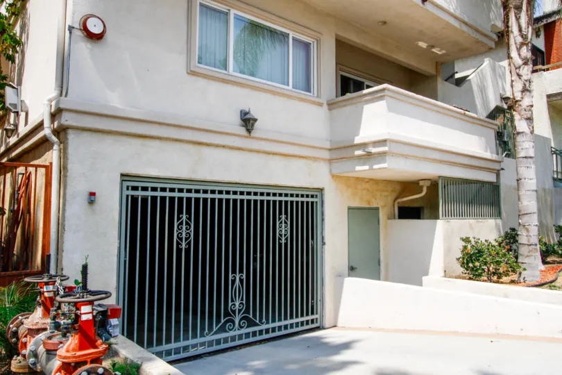 The parking at 629 E Angeleno Ave in Burbank California