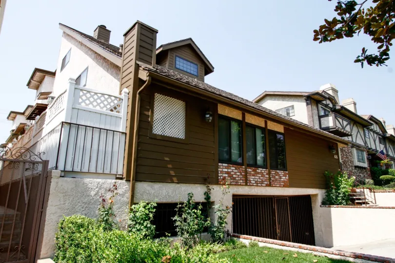 The building at 635 E Magnolia Ave in Burbank California