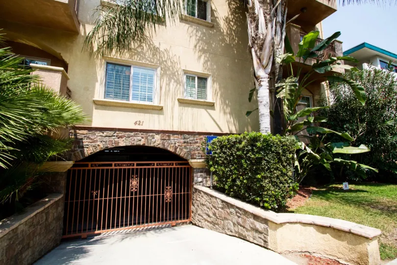 The drive into the parking area of Burbank View