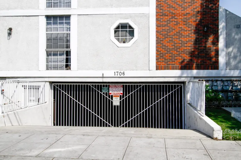 The parking for Deluxe Grismer
